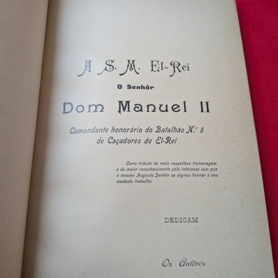Página interior de livro antigo com texto em português dedicatória a Dom Manuel II