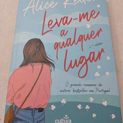 Capa de livro azul claro com ilustração de mulher e título em letras vermelhas.
