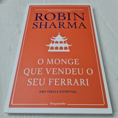 Livro laranja 'O Monge Que Vendeu O Seu Ferrari' de Robin Sharma