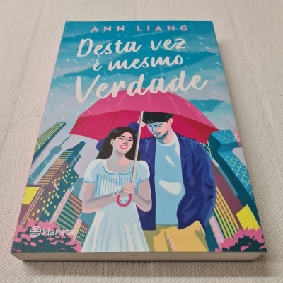 Capa do livro 'Desta vez é mesmo Verdade' de Ann Liang com casal sob guarda-chuva rosa