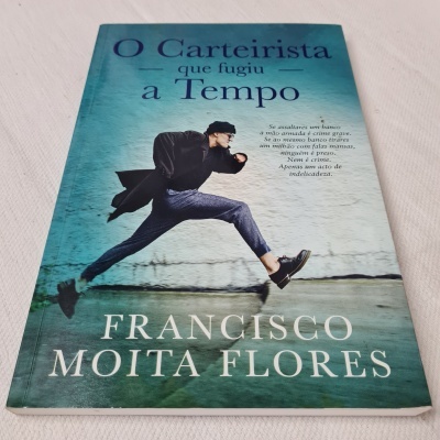 Capa de livro 'O Carteirista que fugiu a Tempo' com imagem de homem a correr