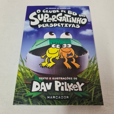 Capa de revista com rãs amarelas e laranjas em armadilha para sapos verde