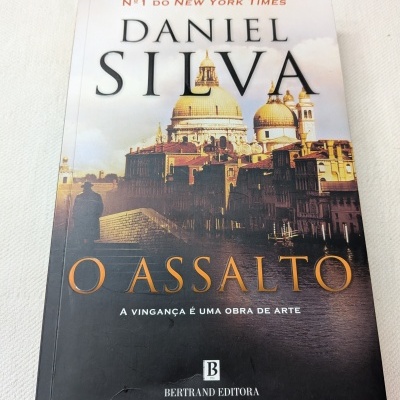 Capa de livro com edifícios e vários textos em português.
