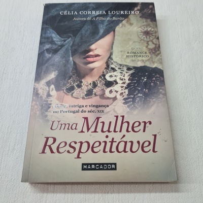 Livro 'Uma Mulher Respeitável' com capa de mulher com véu preto e colar antigo