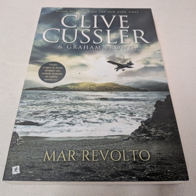 Capa de livro 'MAR REVOLTO' de Clive Cussler com imagem de mar agitado e águia