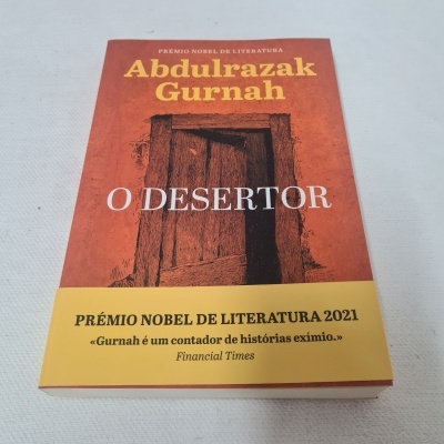 Capa do livro O Desertor de Abdulrazak Gurnah com faixa amarela mentionando prémio Nobel 2021
