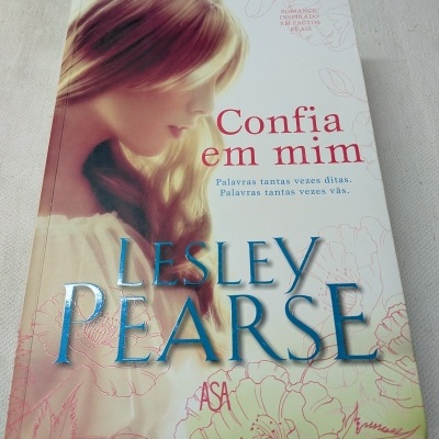 Capa de livro Confia em mim de Lesley Pearse com imagem de mulher loira de perfil