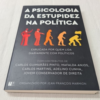 Capa de livro 'A PSICOLOGIA DA ESTUPIDEZ NA POLÍTICA' com ilustrações coloridas e texto branco
