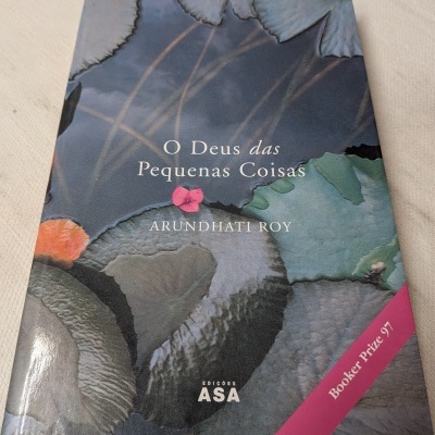 Capa do livro O Deus das Pequenas Coisas com ilustração de folhas e selo Booker Prize 97