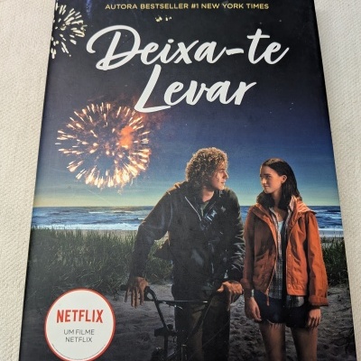 Capa do livro Deixa-te Levar de Sarah Dessen com ilustração de dois jovens à beira-mar e selo Netflix.