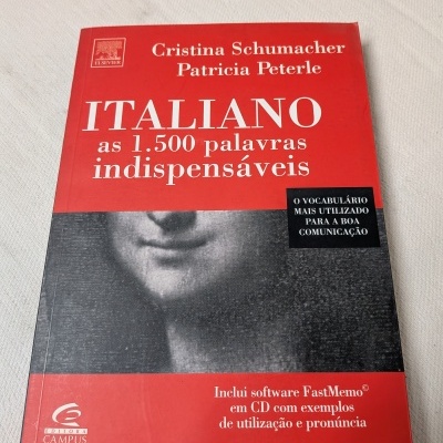 Livro vermelho e preto intitulado Italiano as 1.500 palavras indispensáveis