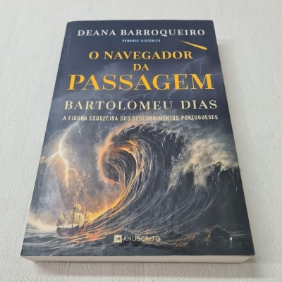 Livro O Navegador da Passagem Bartolomeu Dias com capa de ilustração marítima
