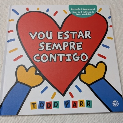 Capa de livro infantil com coração vermelho e texto