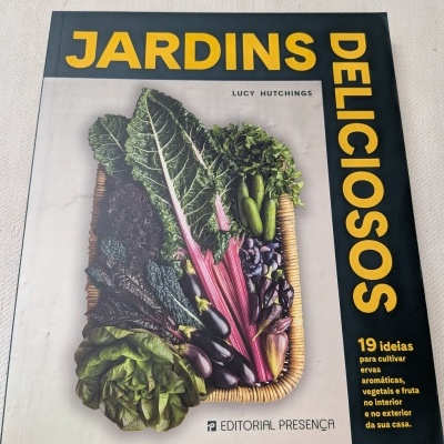 Capa de livro Jardins Deliciosos com fotografia de legumes e vegetais frescos