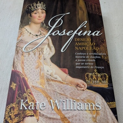 Capa do livro Josefina com pintura de mulher em vestido e coroa