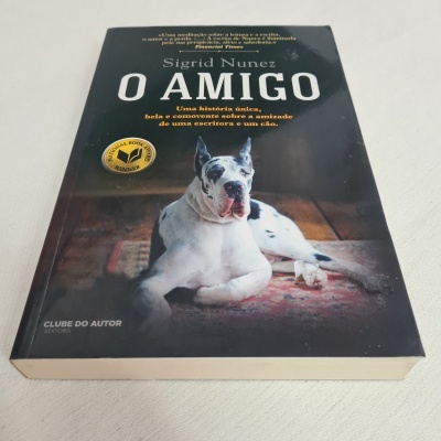 Livro O AMIGO com imagem de cão e selo recomendado