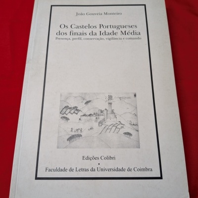 Livro Os Castelos Portugueses dos finais da Idade Média com ilustração de castelo