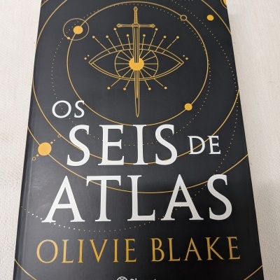 Capa de livro Os Seis de Atlas com design preto e amarelo