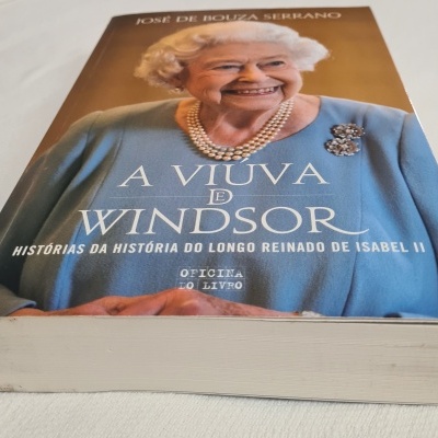 Livro 'A Viuva de Windsor' com capa mostrando mulher idosa sorrindo vestida de azul