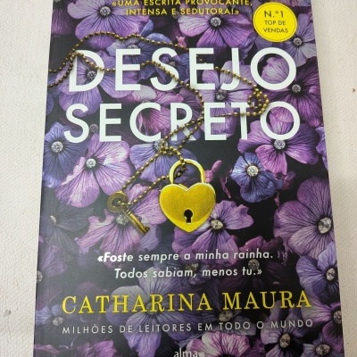 Capa do livro Desejo Secreto com flores roxas e cadeado dourado