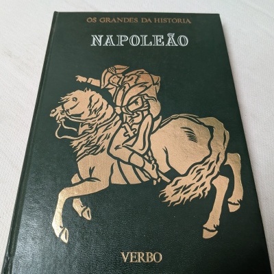 Capa de livro verde escuro com ilustração dourada de Napoleão a cavalo e textos na capa