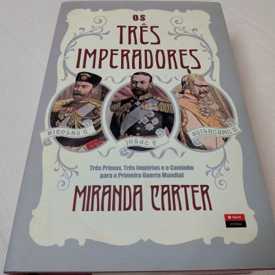 Capa do livro Os Três Imperadores com imagens de três imperadores históricos.