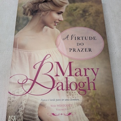 Capa do livro A Virtude do Prazer de Mary Balogh com mulher loira em fundo desfocado