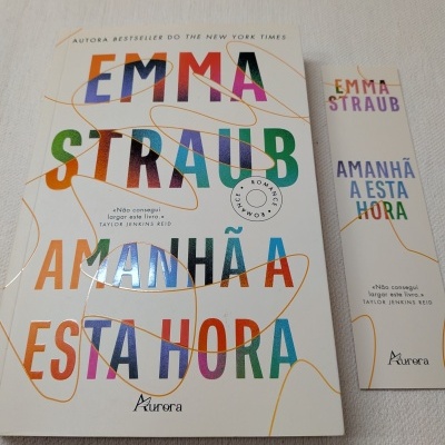 Capa de livro colorida EMMA STRAUB AMANHÃ A ESTA HORA com marcador