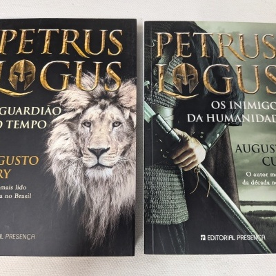 Dois livros da coleção Petrus Logus com capas ilustradas, leão e guerreiro