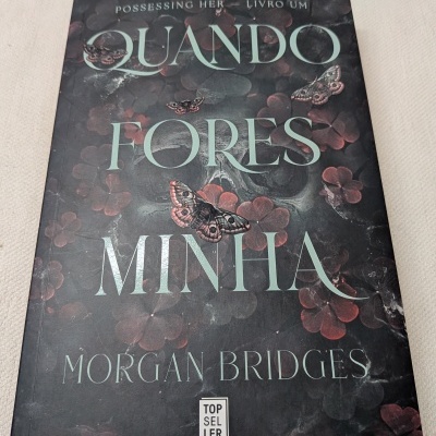 Livro Quando fores minha com capa preta decorada com folhas e borboletas.