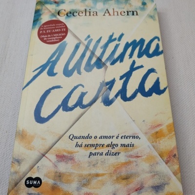Capa do livro A última carta de Cecelia Ahern com ilustração de envelope e texto em português.