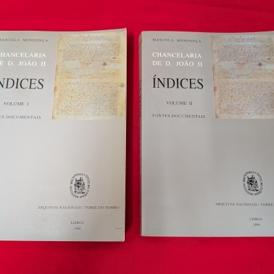 Dois livros brancos sobre fundo vermelho, com texto em preto e imagem de manuscrito antigo nas capas.