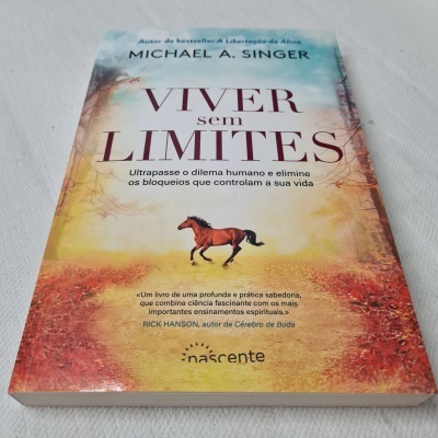 Capa de livro 'Viver sem Limites' com imagem de cavalo a correr entre árvores com folhas outonais.