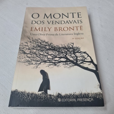 Capa do livro O MONTE DOS VENDAIS com ilustração de árvore e figura humana.