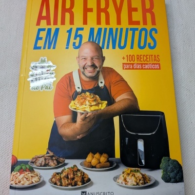 Livro de receitas Air Fryer em 15 minutos com homem sorridente e comida variada