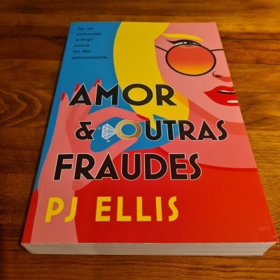 Livro Amor & Outras Fraudes com capa colorida e ilustração de mulher loira com óculos de sol