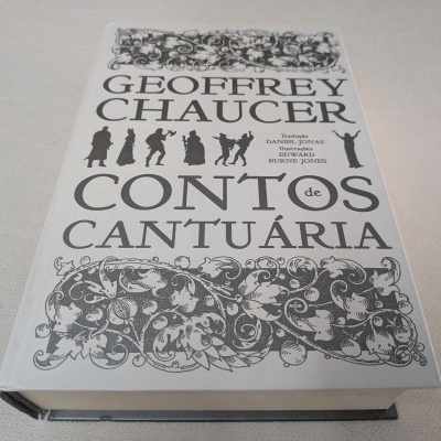 Livro Contos de Cantuária de Geoffrey Chaucer com capa branca e ilustrações em preto