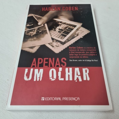 Capa do livro 'Apenas Um Olhar' de Harlan Coben com imagens fotográficas em fundo vermelho e preto