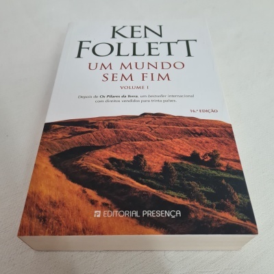 Livro 'Um Mundo Sem Fim' de Ken Follett com capa de paisagem