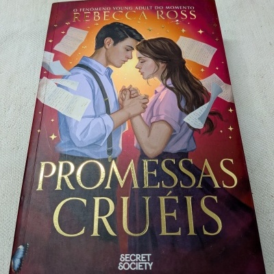 Capa do livro PROMESSAS CRUÉIS de Rebecca Ross com ilustração de casal e papéis