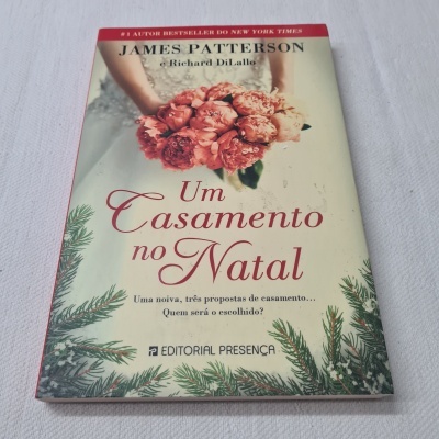Capa do livro 'Um Casamento no Natal' com bouquet de flores cor-de-rosa e ramos de pinheiro