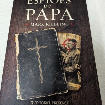 Capa de livro Os Espiões do Papa com cruz e foto de Hitler visada