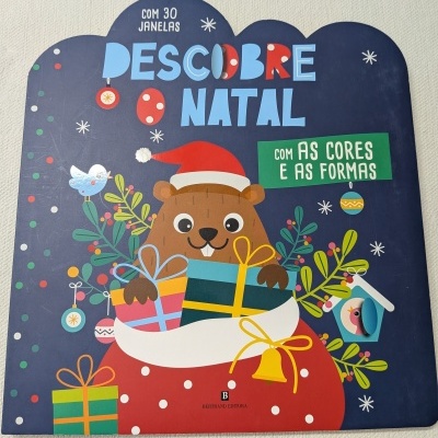 Capa de livro infantil azul com castor e presentes de Natal
