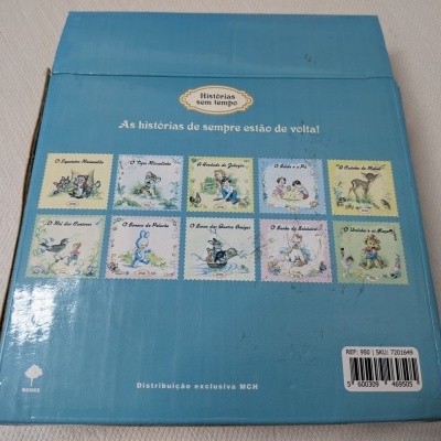 Caixa azul com capas de livros infantis e texto em português