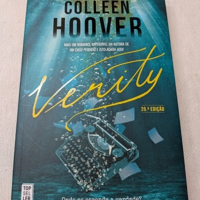 Capa do livro Verity de Colleen Hoover com máquina de escrever submersa
