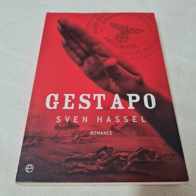 Capa de livro GESTAPO de Sven Hassel com imagem de mão em saudação e fundo vermelho preto