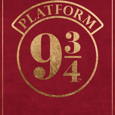 Fundo vermelho com texto dourado Platform 9 3/4 e Hogwarts Express