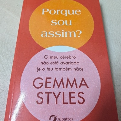Livro Porque sou assim? de Gemma Styles com capa vermelha e círculos coloridos