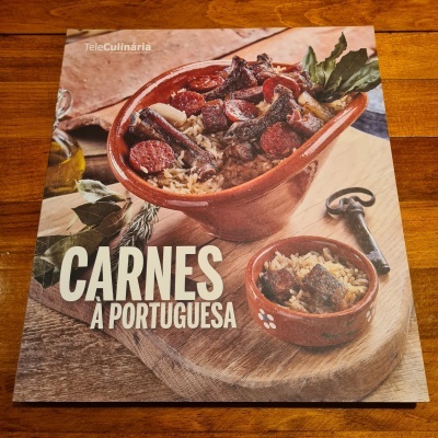 Capa do livro 'Carnes à Portuguesa' da TeleCulinária com tigelas de barro e comida típica portuguesa