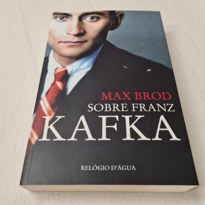Capa de livro com fotografia de homem e texto sobre Max Brod e Franz Kafka